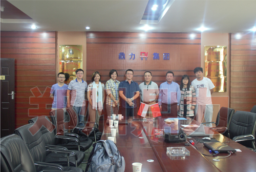 波蘭考察團考察木鄭州鼎力木屑烘干機圖片